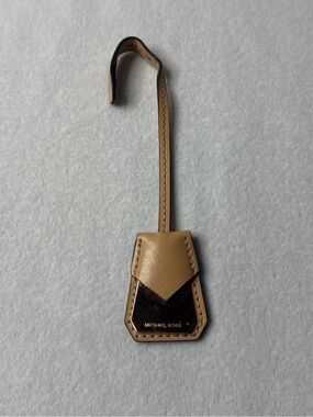 Michael Kors Beige and Black Leather bag Tag